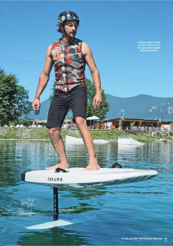  ??  ?? La planche quitte la surface de l’eau et s’élève sur son foil à partir d’une vingtaine de kilomètres/heure.