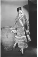  ??  ?? Paul Poiret fue un precursor de la estética oriental como demuestra esta imagen tomada en 1927 de uno de sus abrigos.