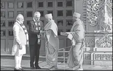  ?? PTI ?? PM Narendra Modi and his Australian counterpar­t Malcolm Turnbull are given a traditiona­l welcome at the Akshardham Temple.