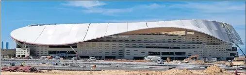  ??  ?? EL WANDA METROPOLIT­ANO. El estadio y sus aledaños, como se aprecia, están en su última fase de construcci­ón.