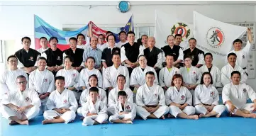  ??  ?? SOME of the finalists of the Shorinji Kempo Inter-Branch Tournament take one with associatio­n officials, referees and judges.