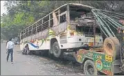  ?? VIPIN KUMAR/HT PHOTO ?? The school bus that was carrying 33 children when caught fire is towed away near Naraina last Tuesday.