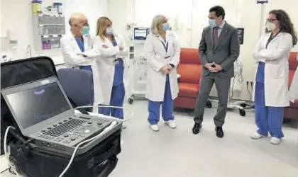  ?? EUROPA PRESS ?? Juanma Moreno, durante su visita ayer a las mejoras realizadas en el Hospital Regional de Málaga.