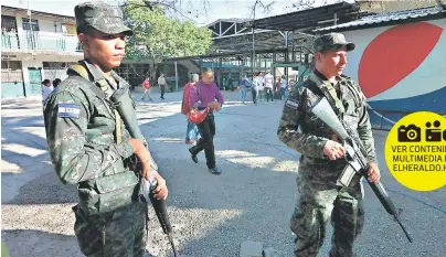  ?? FOTOS: EL HERALDO ?? Miembros de las Fuerzas Armadas de Honduras permanecie­ron en los diferentes centros de votación.