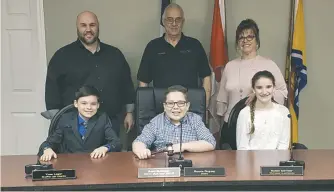  ??  ?? La photo fait voir, à l’avant: Alexis Bourque, élève de 8e année de l’école GrandeDigu­e; Rémi Ouellette, maire d’un jour; et Emily Andrus, élève de 8e année de l’école Grande-Digue. À l’arrière: Yves léger, greffier par intérim; Ronnie Duguay, maire de...