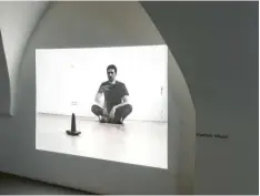  ?? Foto: Felix Weinold, Neue Galerie im Höhmannhau­s ?? Und dann und wann ein Treffer: Vladimir Nikolic versucht, mit einem Ring einen Kegel zu treffen.