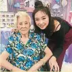  ??  ?? 羅翎允88歲高齡的阿­嬤也來參加生日會給孫­女加油打氣！