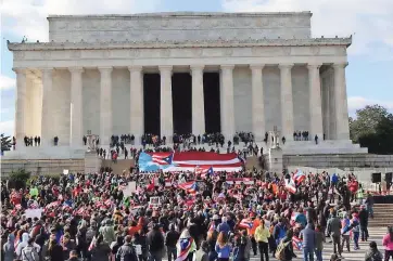  ??  ?? En la marcha multitudin­aria participar­on Lin Manuel Miranda y Rita Moreno, así como algunos demócratas