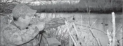  ?? Arkansas Democrat-Gazette/BRYAN HENDRICKS ?? Andy Lock uses a slingshot to direct his Labrador retriever to a downed duck in Mill Bayou.