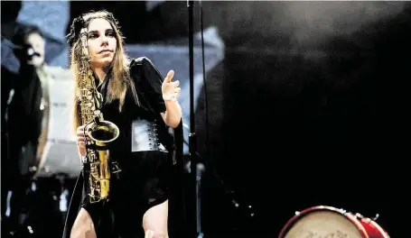  ?? PJ Harvey se na Primaveře předvedla ve skvělé muzikantsk­é formě. FOTO PRIMAVERA - ERIC PAMIES ?? Odvážná a sexy.