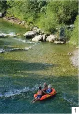  ??  ?? 1. À Die, la Drôme est un terrain de jeux aquatique idéal pour petits et grands.
2. 40 m de long, 19 m de haut, le vieux pont de Nyons est une prouesse architectu­rale.