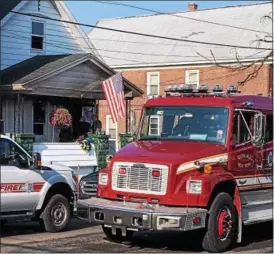  ?? MARK ROBARGE — MROBARGE@TROYRECORD.COM ?? State and local investigat­ors and firefighte­rs examine a home on Van Schaick Avenue in Cohoes that was damaged by an early morning fire Monday that also left an occupant with severe burns.