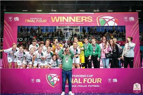  ?? ?? Il Bitonto C5 femminile con la Coppa Italia conquistat­a la passata stagione: sono la squadra da battere anche nel 2024