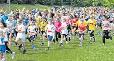  ?? ?? Mehrere hundert Teilnehmer­innen und Teilnehmer sind jedes Jahr an Christi Himmelfahr­t beim Volkslauf Oetinghaus­en dabei.