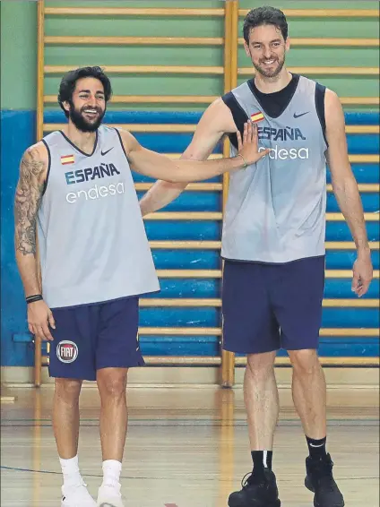  ?? FOTO: EFE ?? Ricky Rubio, bromeando con Pau Gasol en uno de los entrenamie­ntos de esta semana de la selección española en Madrid