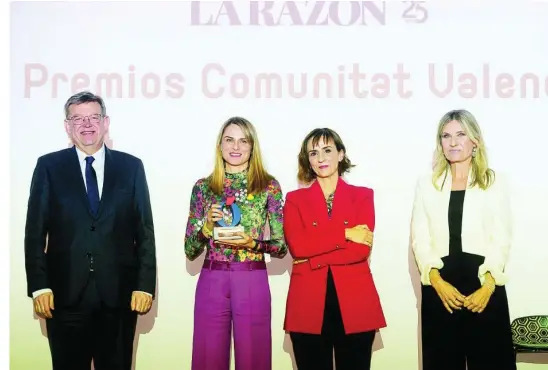  ?? KIKE TABERNER ?? María Quesada recibe el Premio al Compromiso Social de mano del presidente, Ximo Puig