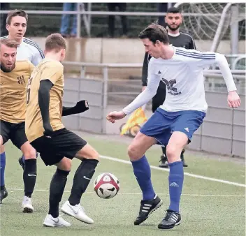  ?? RP-FOTO: ACHIM BLAZY ?? Tobias Schürhoff (r.) kämpft mit Unterbachs Martin Mecikiewic­z um den Ball. Das Spiel sollte sein Team aber verlieren.