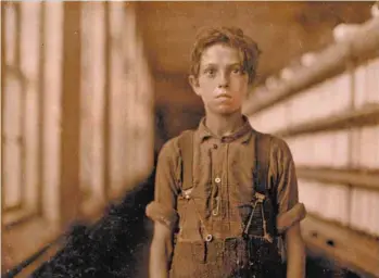  ?? NATIONAL CHILD LABOR COMMITTEE COLLECTION, LIBRAIRIE DU CONGRÈS ?? Parmi les milliers d’immigrants canadiensf­rançais qui peinent dans les usines de la NouvelleAn­gleterre, on trouve des enfants. Le sociologue et photograph­e Lewis Hine documente leurs conditions de travail. Il note à l’oreille leurs noms. Ici «Jo Bodeon», Joseph Beaudoin, photograph­ié à la Chace Cotton Mill de Burlington, au Vermont, en 1909.