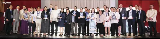  ??  ?? File photo
Winners of the Top Exporters Award with National Export Week (NEW) organizers