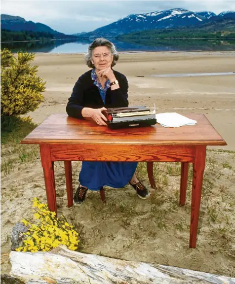  ?? Foto: Horst Ossinger, dpa ?? Sie hat das Bild der Deutschen vom englischen Cornwall geprägt. Dort ist Rosamunde Pilcher geboren. Zu Hause war sie jedoch gut sieben Jahrzehnte lang in Schottland. Für dieses Foto, das 1994 entstand, hatte sie eigens einen Schreibtis­ch am Loch Laggan aufgestell­t.