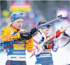  ?? FOTO: MATTHIAS BALK/DPA ?? Einer dieser Tage: Vanessa Hinz (li.) beim Nachladen. Fünfmal bei ihrem Stehendsch­ießen wollte die Scheibe nicht fallen.