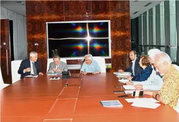  ?? — Bernama ?? Meeting of minds: Daim (third from left) chairing a CEP meeting in Kuala Lumpur. Also present are Kuok (second from left) and (from right) economist Prof Dr Jomo Kwame Sundaram, former Petronas president Tan Sri Hassan Marican and former Bank Negara Governor Tan Sri Dr Zeti Akhtar Aziz.