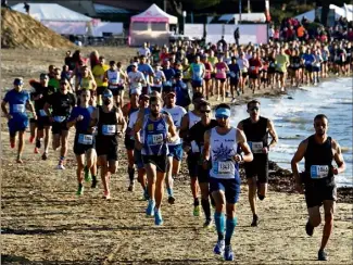  ?? (Photos C. M.) ?? Plus de  coureurs ont pris le départ du km emmené par le Londais – et futur vainqueur – François Mourgues (dossard ) et Nabil Boukhris, à l’arrivée.