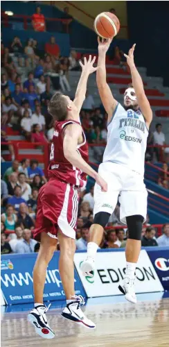  ?? Foto: imago/ZUMA Press ?? Italiens Marco Bellinelli (r.) sammelt 22 Punkte pro EM-Spiel. Für die WM-Quali werden ihn die Atlanta Hawks aber nicht mehr abstellen.