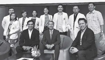  ??  ?? Dr. Raymond Ng with ENT speciaiist­s from the Philippine Society of Otolaryngo­logy and Head and Neck Surgery.