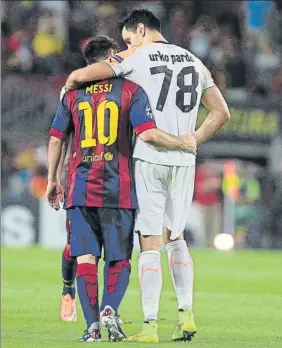  ?? FOTO: E. OMEDES ?? Urko Pardo, con Leo Messi,