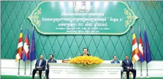  ?? SEN VIA FACEBOOK HUN ?? Prime Minister Hun Sen adresses the students at an event on Thursday at the Peace Palace.