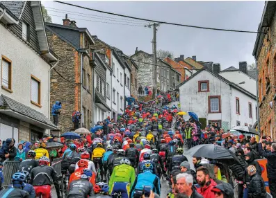  ??  ?? The rain comes down over Côte de Saint- Roch, one of Liege's early climbs