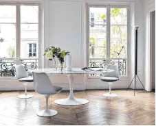  ?? FOTO: KNOLL INTERNATIO­NAL ?? Der Tulip Table von Eero Saarinen für Knoll Internatio­nal hat passende Begleiter, die Tulip Chairs. Ihr Markenzeic­hen: Ein Bein beziehungs­weise ein Fuß.