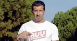  ??  ?? L’ex campione portoghese Luis Figo, 46 anni, all’Inter dal 2005-2009, con la t-shirt dell’iniziativa