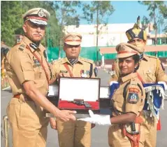  ??  ?? Best all-round probatione­r Kiran Shruti D.V. receives Prime Minister’s Baton and Home Ministry’s Revolver.