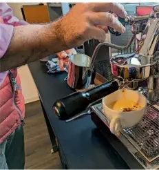  ?? ?? Volker Gerber bereitet eine Tasse Kaffee zu.