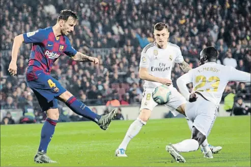  ?? MANÉ ESPINOSA / ARCHIVO ?? Rakitic intenta un pase entre Kroos y Mendy en el clásico del Camp Nou de esta temporada