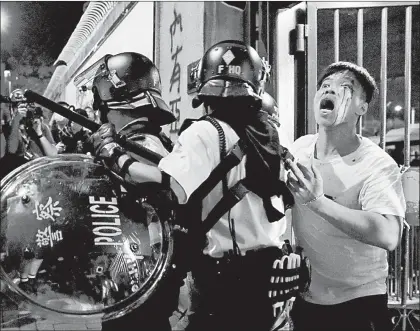  ??  ?? Protesta organizada afuera de la estación de policía de Kwai Chung esta madrugada en Hong Kong. Foto Ap