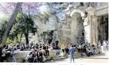  ??  ?? Les 44 latinistes découvrent avec plaisir Les Jardins de La Fontaine de Nîmes.