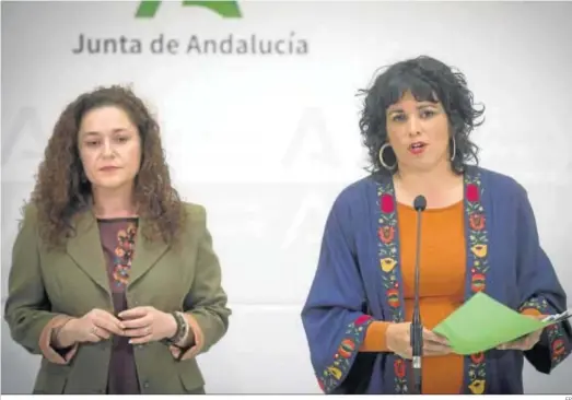  ??  ?? La ex líder de Adelante Andalucía Teresa Rodríguez, junto a la portavoz del grupo parlamenta­rio y dirigente de IU, Inma Nieto, en el Parlamento.