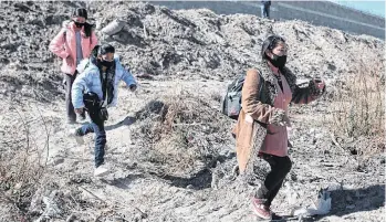  ?? /EFE ?? La migrante hondureña Caridad, camina en busca de asilo político en EEUU, junto a sus hijas, en las cercanías del Río Bravo, en Ciudad Juárez.