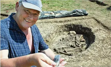  ?? FOTO: SIBYLLE GÖBEL ?? Anhand der Grabbeigab­en – darunter ein Feuerstein­beil – konnte Archäologe Thomas Grasselt die Liegezeit der Skelette in Ettersburg bei Weimar datieren. Die beiden Männer wurden demnach vor rund  Jahren bestattet.