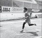  ?? CORTESÍA DE AUCAS ?? •
El lateral Carlos Cuero realiza ejercicios durante una práctica en el estadio Gonzalo Pozo Ripalda.