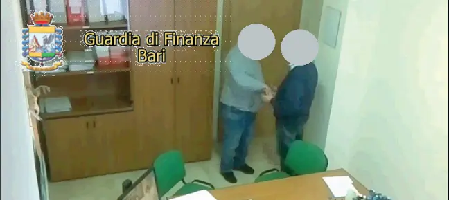  ??  ?? Il filmato Lo scambio delle tangenti è stato documentat­o dalla guardia di finanza attraverso microcamer­e