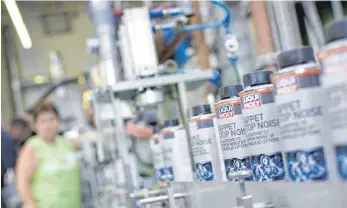  ?? FOTO: THOMAS KOEHLER/PHOTOTHEK.NET ?? Bei der Ulmer Firma Liqui Moly, die Additive und Motoröl herstellt, läuft’s wie geschmiert: Jeder Mitarbeite­r erhält 11 000 Euro Prämie.