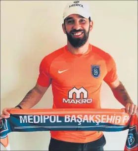 ?? FOTO: BASAKSEHIR ?? Arda Turan llegó ayer a Estambul y la luce su nueva camiseta