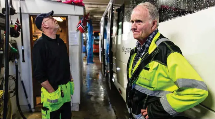  ??  ?? LANG ERFARING: Rune Malmedal Jensen (til v.) og Arne Hunhammer har lang erfaring i vaskehalle­n. – Så lenge vi holder inn- og utkjørsel åpen, er det levelige forhold her, sier Malmedal.