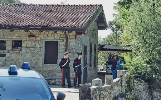  ??  ?? La cascina Il cascinale di Entratico nella quale è stato commesso il delitto giovedì sera, e dove ieri, mentre in tutta la zona erano in corso le indagini e le ricerche dell’arma del delitto, sono salite diverse troupe televisive di trasmissio­ni specializz­ate in cronaca nera