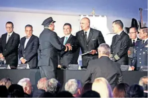  ??  ?? En la conmemorac­ión del Día de la Emancipaci­ón del Piloto Aviador Mexicano, Mario Alberto González, secretario general de la ASPA, entregó reconocimi­entos a aviadores por sus horas de vuelo.