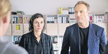  ?? FOTO: DPA ?? Die Kommissare Nina Rubin (Meret Becker) und Robert Karow (Mark Waschke) ermitteln in einer Berliner Schule, weil ein Lehrer auf grausame Weise ermordet wurde.